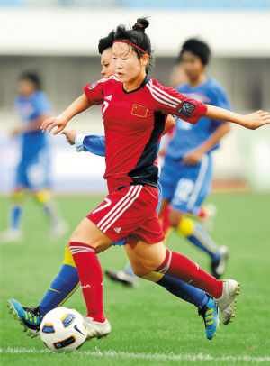 中国队刘艳秋在比赛中进攻.