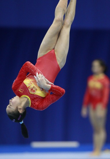 图文日本杯邀请赛黄秋爽全能夺冠黄秋爽空中翻转
