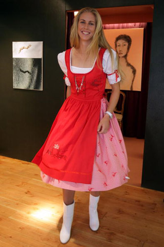 德娃身穿巴伐利亚少女服出镜田园风情浑然天成图