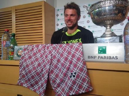 瓦林卡将花短裤摆到发布会看来我是唯一欣赏它的人