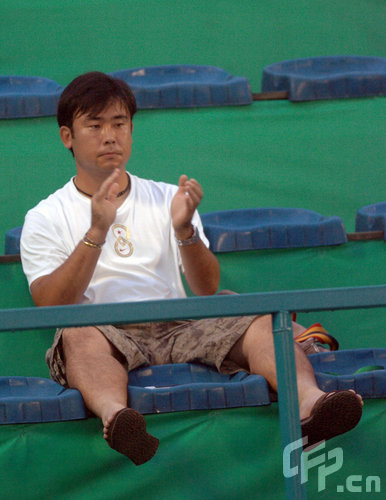 郑洁老公,中国网球队的教练张宇到场助威.