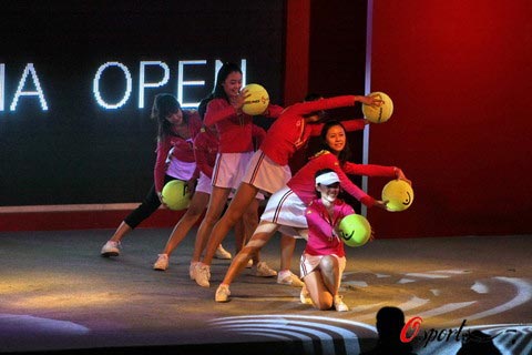 图文08中网拉拉队激情演出演绎一段网球舞