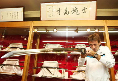 图文罗布雷多在东京耍起武士刀西班牙剑客