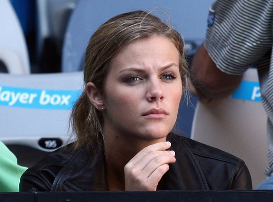 罗迪克美艳未婚妻赛场助阵