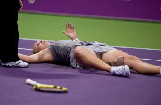 图文-巡回总决赛沃兹尼亚齐艰难取胜 因伤痛苦倒地_网球频道_nike新浪