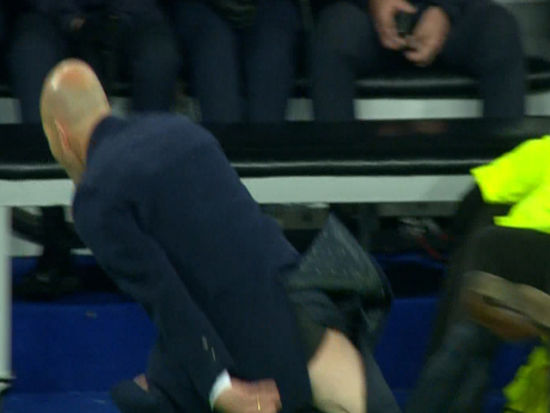 ( 片 段 ) 好尴尬!齐达内裤子破了 大白腿360旋转