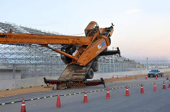 图文-韩国赛道建设遭遇事故 一辆吊车翻倒砸向看台