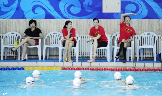 当日,即将启程参加广州亚运会的中国花样游泳队在北京举行了一堂媒体
