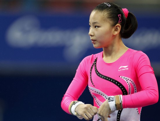 图文-中国体操女队赛前训练 何可欣观看队友训练